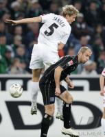 Fussball 1. Bundesliga: Gladbach - Hamburg, Zweikampf