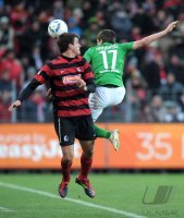 Fussball 1. Bundesliga  Saison 2011/2012:  Ivan Santini (li, SC Freiburg) gegen Aleksandar Ignjovski (SV Werder Bremen)