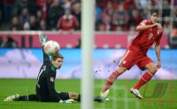 Fussball 1. Bundesliga, Saison 2012/2013:  TOR zum 5:0 durch Mario Gomez (re, FC Bayern Muenchen) gegen Torwart Ron Robert Zieler (Hannover 96)