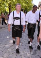 1. Fussball Bundesliga : FC Bayern in Lederhosen bei Paulaner