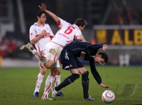 Fussball 1. Bundesliga : Georg Niedermeier (li, VfB Stuttgart) gegen Milivoje Novakovic (re, 1. FC Koeln)