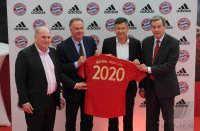 Fussball 1. Bundesliga : Praesident Uli Hoeness, Vorstandsvorsitzender Karl - Heinz Rummenigge, Vorstandsvorsitzender adidas AG Herbert Hainer, Vorstand Karl Hopfner (v. li., FC Bayern Muenchen)