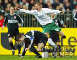 Fussball 1. Bundesliga: Bremen - Stuttgart, Zweikampf