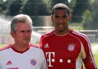 Fussball 1. Bundesliga:  Trainer Jupp Heynckes,  Jerome Boateng (v. li., FC Bayern Muenchen)