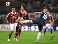 FUSSBALL International Serie A 2012/2013: Montolivo Riccardo (li, AC Mailand) gegen Esteban Cambiasso (Inter Mailand)