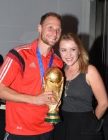 FUSSBALL WM 2014, FINALE: Benedikt Hoewedes (Deutschland) mit WM Pokal