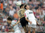 Fussball: Gladbach - Bayern, Zweikampf