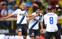 FUSSBALL SERIE A:  Jubel mit Esteban Cambiasso, Diego Milito und Rodrigo Palacio  (v. li. Inter Mailand)