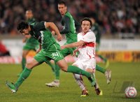 Fussball 1. Bundesliga  Saison 2010/2011: Claudio Pizarro (li, SV Werder Bremen)  gegen Christian Gentner (re, VfB Stuttgart)