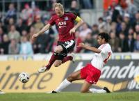 Fussball 1. Bundesliga: Koeln - Hamburg, Zweikampf