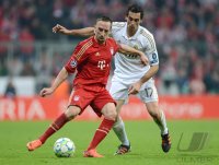 FUSSBALL INTERNATIONAL  CHL HALBFFINALE 11/12: Franck Ribery (li, FC Bayern Muenchen) gegen Alvaro Arbeloa (Real Madrid)