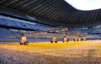 Fussball 1. Bundesliga : Waermelampen in der Allianz Arena zur Bestrahlung des Rasens