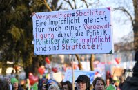 Kundgebung im Tuebinger Anlagenpark: 1200 Menschen demonstrierten gegen die einrichtungsbezogene Impfpflicht