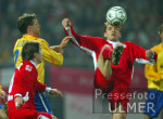 Fussball 2. Bundesliga: Oberhausen - Karlsruhe, Zweikampf
