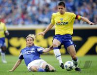 Fussball 1. Bundesliga: Schalke - Berlin, Zweikampf