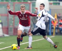 FUSSBALL SERIE A:  Maxi Lopez (AC Mailand) gegen Daniel Pudil  (A.C. Cesena)