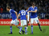 Fussball CHL  Saison 2010/2011:  JUBEL nach dem Tor zum 2:1, Benedikt Hoewedes, Atsuto Uchida, Christoph Metzelder (v. li., FC Schalke 04)