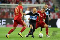 Fussball 1. Bundesliga : Arjen Robben (li, FC Bayern Muenchen) gegen David Jarolim (Mitte, Hamburger SV) gegen Bastian Schweinsteiger (re, FC Bayern Muenchen)