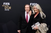 Fussball International FIFA Ballon d Or 2012:  Guenther Netzer (li, Deutschland) mit Frau Elvira