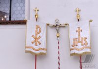 Fahnen und Kreuz an der St. Vitus Kirche in Rottenburg - Frommenhausen (Kreis Tuebingen)