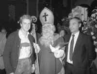 Fussball 1. Bundesliga Weihnachtsfeier: Rummenigge, Csernai mit dem Nikolaus