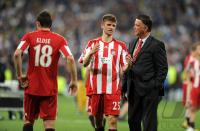 Fussball Champions League Finale: ENTTAEUSCHUNG Miroslav Klose, Thomas Mueller, Trainer Louis van Gaal (v. li., FCB)