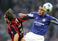 Fussball UCL: Schalke - Mailand, Zweikampf