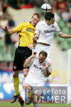 Fussball Testspiel: Leverkusen - Essen, Zweikampf