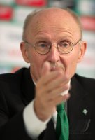 Fussball 1. Bundesliga, Saison 2011/2012: Pressekonferenz Werder Bremen zur Vertragsverlaengerung von Manager und Trainer