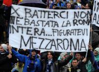 FUSSBALL SERIE A: Inter Fans mit Plakaten