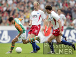 Fussball 1. Bundesliga: Bremen - Hamburg, Zweikampf