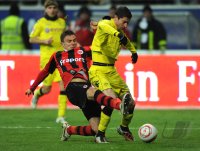 Fussball 1. Bundesliga : Sebastian Jung (li, Eintracht Frankfurt) gegen Robert Lewandowski (re, Borussia Dortmund)