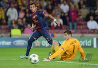 FUSSBALL INTERNATIONAL CHL 12/13:  Alexis Sanchez (li, Barca) gegen Torwart Fraser Forster (Celtic)