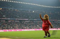 Fussball 1. Bundesliga Saison 12/13:  JUBEL FC Bayern Maskottchen Berni