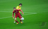 Fussball 1. Bundesliga, Saison 2011/2012: Thomas Mueller (li, FC Bayern Muenchen) gegen Mats Hummels (Borussia Dortmund)