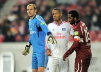 Fussball DFB Pokal 11/12 :  Jaroslav Drobny (li, Hamburger SV) Dennis Aogo (Hamburger SV) gegen Cacau (re, VfB Stuttgart)