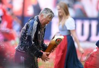 Fussball, 1. Bundesliga  Saison 16/17: Jubel FC Bayern Muenchen mit Schale