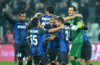 FUSSBALL SERIE A: Yuto Nagatomo, Walter Samuel, Gargano und Torwart Samir Handanovic  (v. li., Inter Mailand)
