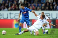 Fussball 1. Bundesliga : Vedad Ibisevic (li, TSG 1899 Hoffenheim) gegen Benedikt Hoewedes (FC Schalke 04)