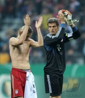 Fussball DFB Pokal 11/12 :  Anatoliy Tymoshchuk, Torwart Hans Joerg Butt (v. li., FC Bayern Muenchen)