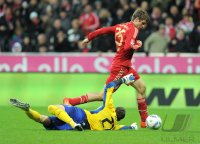 Fussball 1. Bundesliga, Saison 2011/2012: Sebastian Mielitz (li, SV Werder Bremen)  gegen Thomas Mueller (FC Bayern Muenchen)