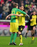Fussball 1. Bundesliga : JUBEL Torwart Mitchell Langerak mit Neven Subotic (v.li., Borussia Dortmund)