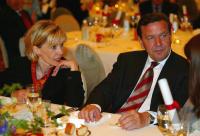 FUSSBALL Weltmeisterschaft  Bundeskanzler Gerhard Schrder mit Frau