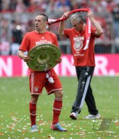 Fussball 1. Bundesliga  Saison  2012/2013: Franck Ribery (FC Bayern Muenchen)  und Trainer Heynckes (FC Bayern Muenchen) mit Schale