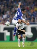 Fussball 1. Bundesliga: Schalke - Bielefeld, Zweikampf