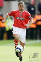 Fussball International: Charlton, YOUNG Einzelaktion am Ball