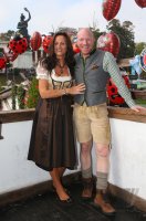 FUSSBALL 1. BUNDESLIGA 14/15:  FC Bayern Muenchen besucht das Oktoberfest