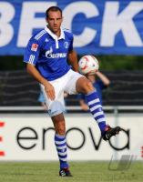 FUSSBALL, 1. BUNDESLIGA, SAISON 2010/2010: Schalke: METZELDER Einzelaktion