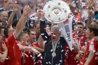 Fussball 1. Bundesliga  Saison  2012/2013: Trainer Jupp Heynckes (FC Bayern Muenchen) mit Schale