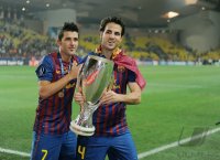 Fussball UEFA SUPER CUP 2011:  JUBEL Cesc Fabregas (re, Barca) und David Villa (Barca) mit Pokal